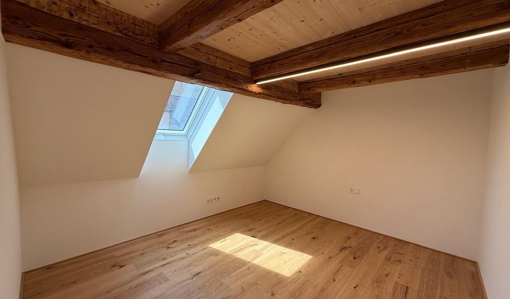 Einzigartige zweistöckige 4-Zimmer-Dachgeschosswohnung zu vermieten!